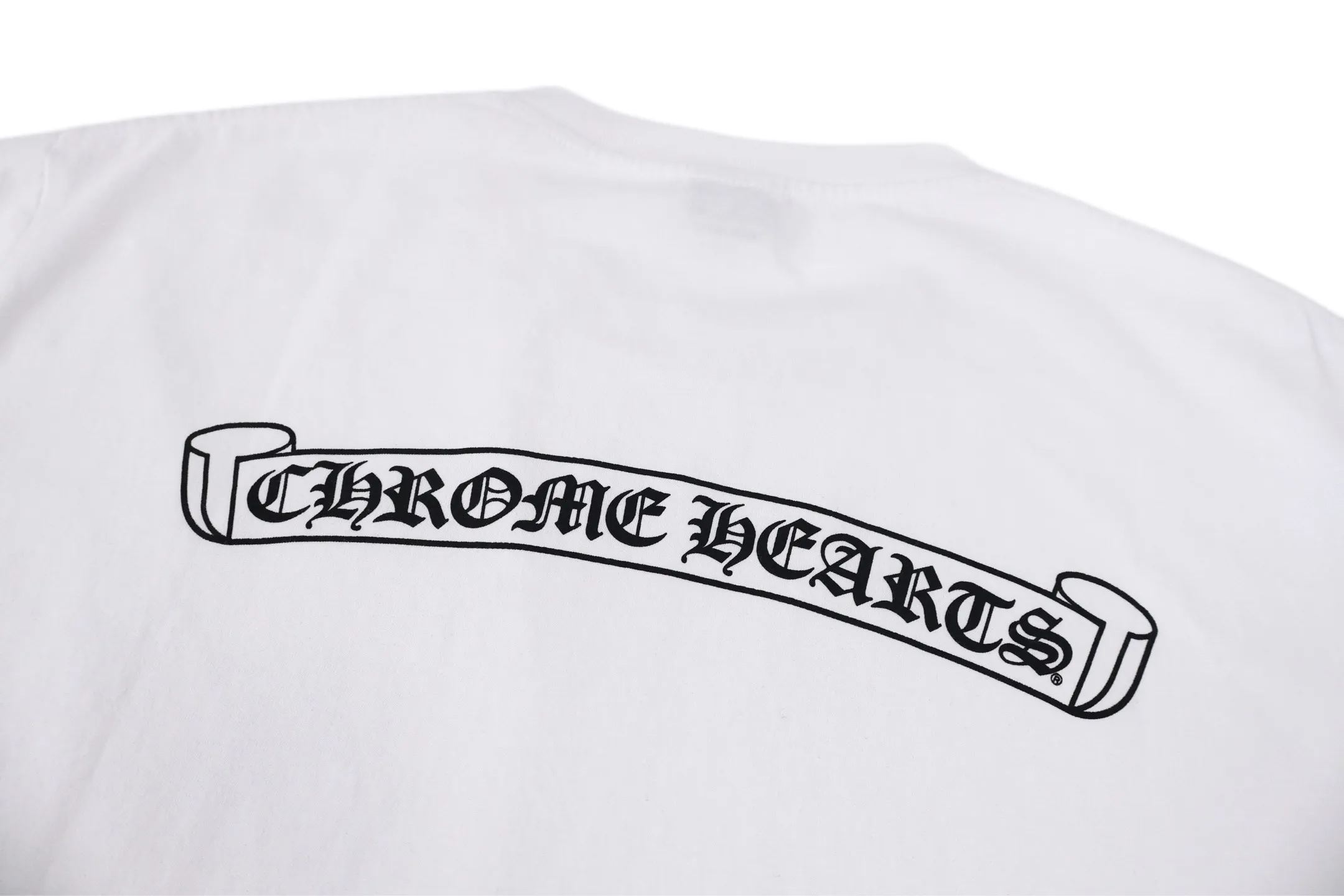 Chrome Hearts （White） ， ， ， Breathable ， ， T Quality ； Classic ， ， ， ， ； ， Classic ， ，Black White ； ， ， 、 ， ； ， ； ， ， 。 Size:S-M-L